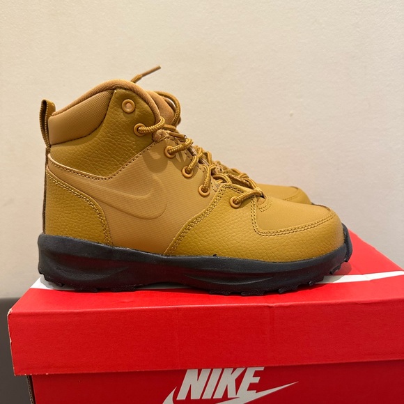 NIB Nike Manoa LTR Boots BQ5372 700 PS  Wheat/Black/Wheat Waterproof Unisex - Picture 2 of 7